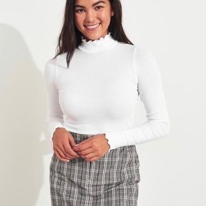 Hollister Lettuce Edge turtleneck